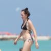 Noah Cyrus, la petite soeur de Miley, profite du soleil en famille sur une plage à Miami, le 21 mars 2014.