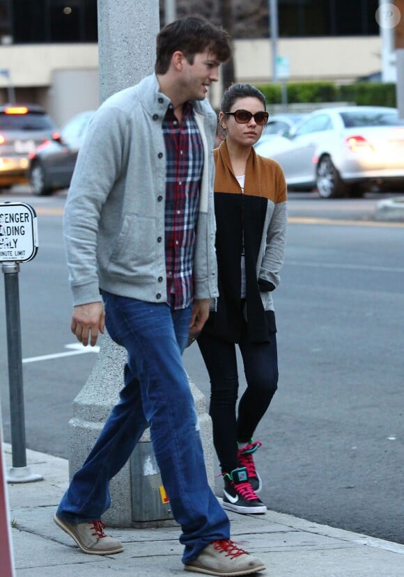 Ashton Kutcher et sa fiancée Mila Kunis vont diner au restaurant à Studio City, le 3 mars 2014