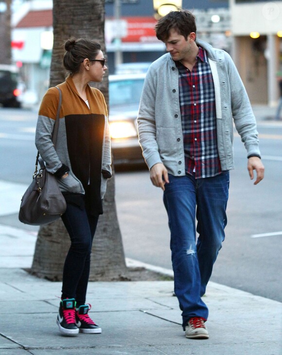Ashton Kutcher et Mila Kunis vont dîner au restaurant à Studio City, le 3 mars 2014