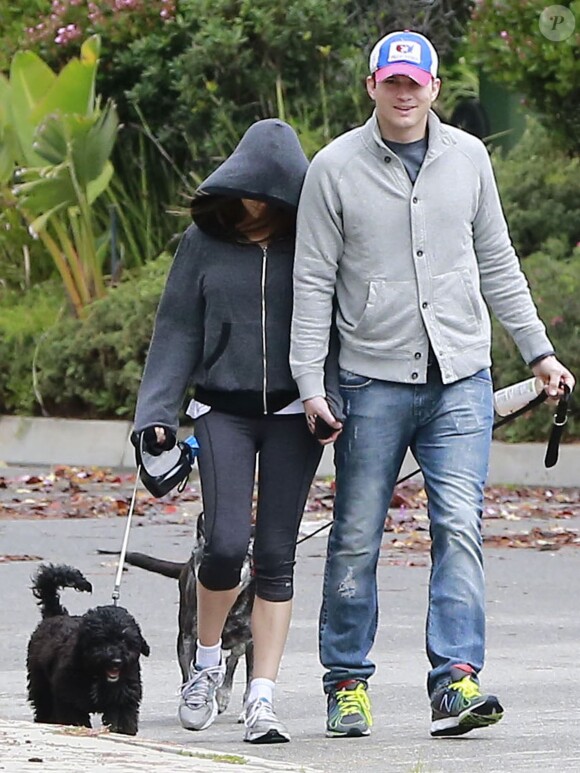 Exclusif - Ashton Kutcher et sa fiancée Mila Kunis promènent leurs chiens à Los Angeles le 1er mars 2014