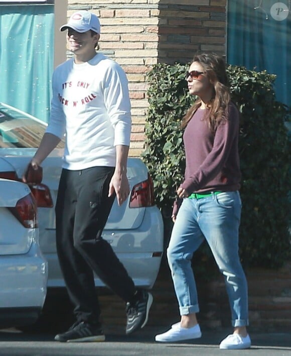 Exclusif - Ashton Kutcher et Mila Kunis sortent d'un salon de manucure à Studio City, le 18 janvier 2014