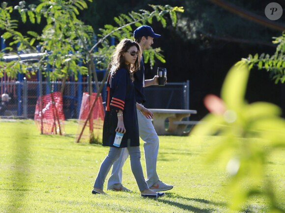 Exclusif - Mila Kunis et son petit ami Ashton Kutcher dans un parc à Los Angeles, le 1er décembre 2013