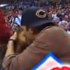Le "kiss cam" de Mila Kunis et Ashton Kutcher lors du match opposant Detroit Pistons et Los Angeles Clippers, au Staples Center, Los Angeles, le samedi 22 mars 2014