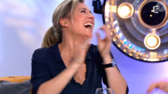 David Pujadas sur le plateau de "C à vous" sur France 5, le 21 mars 2014. L'animateur a dévoilé être incapable de raconter une blague ce qui a finalement fait rire tout le monde, surtout Anne-Sophie Lapix.