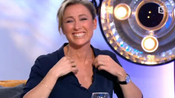 Anne-Sophie Lapix morte de rire face à David Pujadas sur le plateau de "C à vous" sur France 5, le 21 mars 2014.