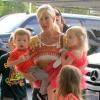 Tori Spelling avec ses enfants Liam, Stella, Finn et Hattie à Burbank. Le 22 mars 2014.