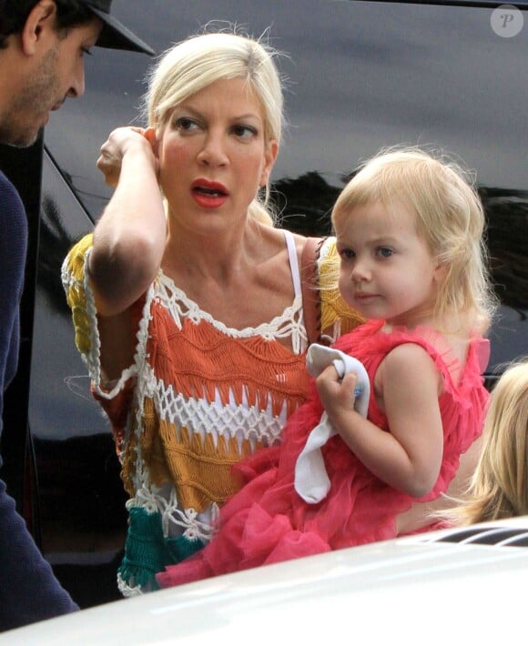 Tori Spelling dans les rues de Los Angeles avec ses enfants Liam, Stella, Finn et Hattie. Le 22 mars 2014.