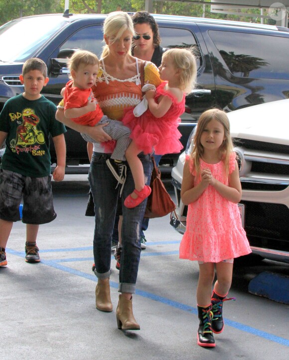Tori Spelling avec ses enfants dans les rues de Burbank à Los Angeles, Le 22 mars 2014.