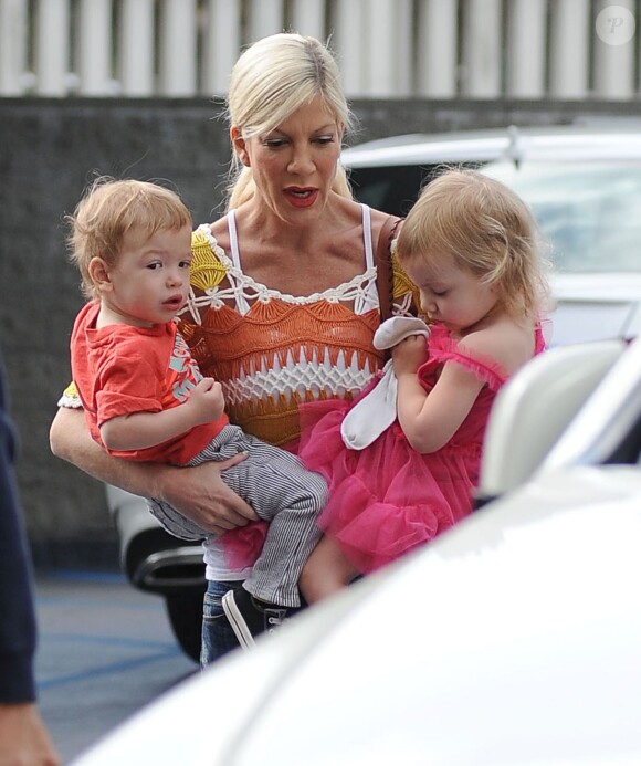 Tori Spelling en compagnie ses enfants dans les rues du quartier de Burbank à Los Angeles. Le 22 mars 2014.
