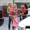Tori Spelling en compagnie ses enfants Liam, Stella, Finn et Hattie dans les rues du quartier de Burbank à Los Angeles. Le 22 mars 2014.