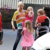 Tori Spelling en compagnie ses enfants Liam, Stella, Finn et Hattie dans les rues du quartier de Burbank à Los Angeles. Le 22 mars 2014.