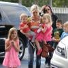 Tori Spelling en compagnie ses enfants Liam, Stella, Finn et Hattie dans les rues du quartier de Burbank à Los Angeles. Le 22 mars 2014.