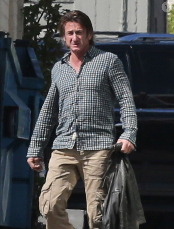 Exclusif - Sean Penn va déjeuner avec un ami à Beverly Hills le 25 février 2014