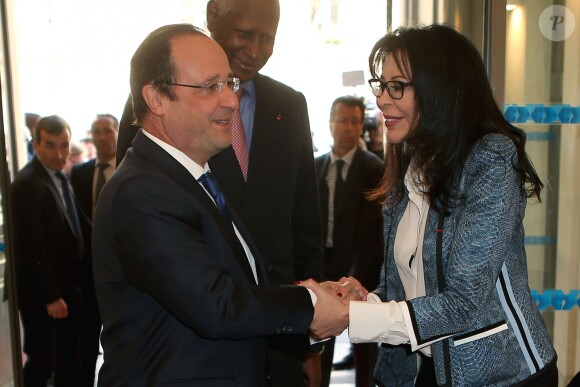 François Hollande et sa ministre Yamina Benguigui visitent le siège de l'Organisation Internationale de la Francophonie à Paris, en compagnie de son secrétaire général Abdou Diouf, dans le cadre de Journée Internationale de la Francophonie, le 20 mars 2014.