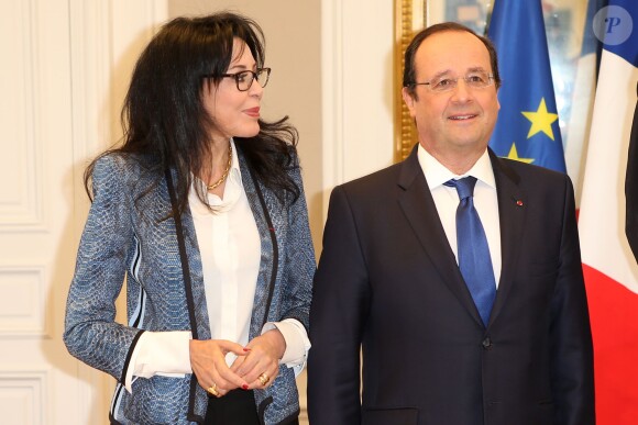 François Hollande et sa ministre Yamina Benguigui visitent le siège de l'Organisation Internationale de la Francophonie à Paris, en compagnie de son secrétaire général Abdou Diouf, dans le cadre de Journée Internationale de la Francophonie, le 20 mars 2014.