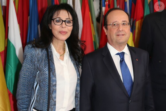 François Hollande et sa ministre Yamina Benguigui visitent le siège de l'Organisation Internationale de la Francophonie à Paris, en compagnie de son secrétaire général Abdou Diouf, dans le cadre de Journée Internationale de la Francophonie, le 20 mars 2014.