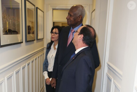 François Hollande et sa ministre Yamina Benguigui visitent le siège de l'Organisation Internationale de la Francophonie à Paris, en compagnie de son secrétaire général Abdou Diouf, dans le cadre de Journée Internationale de la Francophonie, le 20 mars 2014.
