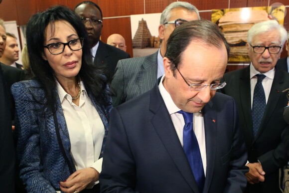 François Hollande et sa ministre Yamina Benguigui visitent le siège de l'Organisation Internationale de la Francophonie à Paris, en compagnie de son secrétaire général Abdou Diouf, dans le cadre de Journée Internationale de la Francophonie, le 20 mars 2014.