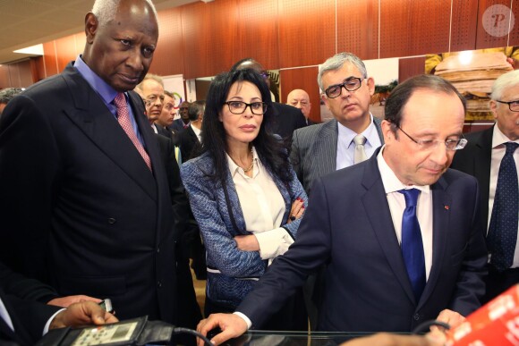 François Hollande et sa ministre Yamina Benguigui visitent le siège de l'Organisation Internationale de la Francophonie à Paris, en compagnie de son secrétaire général Abdou Diouf, dans le cadre de Journée Internationale de la Francophonie, le 20 mars 2014.
