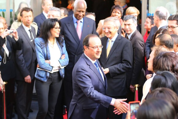 François Hollande et sa ministre Yamina Benguigui visitent le siège de l'Organisation Internationale de la Francophonie à Paris, en compagnie de son secrétaire général Abdou Diouf, dans le cadre de Journée Internationale de la Francophonie, le 20 mars 2014.