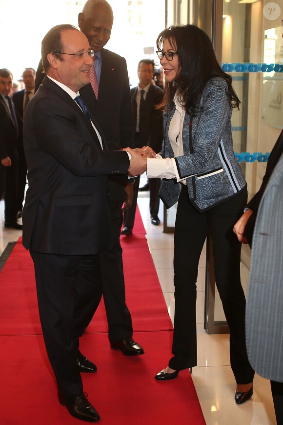 François Hollande et sa ministre Yamina Benguigui visitent le siège de l'Organisation Internationale de la Francophonie à Paris, en compagnie de son secrétaire général Abdou Diouf, dans le cadre de Journée Internationale de la Francophonie, le 20 mars 2014.
