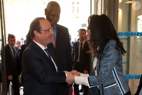 François Hollande et sa ministre Yamina Benguigui visitent le siège de l'Organisation Internationale de la Francophonie à Paris, en compagnie de son secrétaire général Abdou Diouf, dans le cadre de Journée Internationale de la Francophonie, le 20 mars 2014.