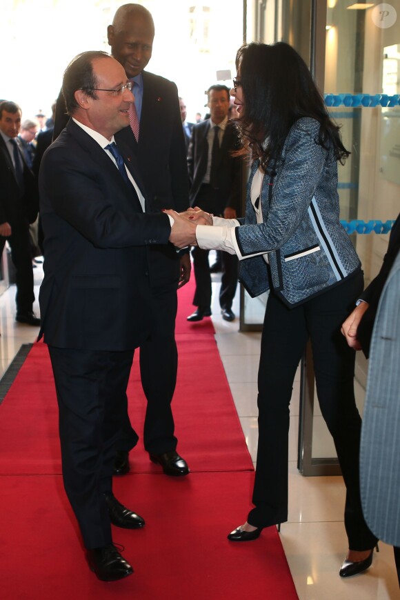 François Hollande et sa ministre Yamina Benguigui visitent le siège de l'Organisation Internationale de la Francophonie à Paris, en compagnie de son secrétaire général Abdou Diouf, dans le cadre de Journée Internationale de la Francophonie, le 20 mars 2014.