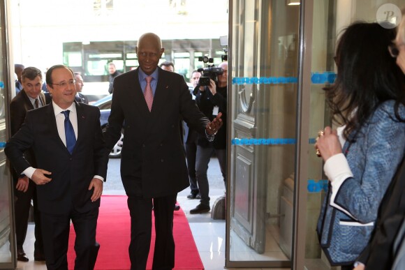 François Hollande et sa ministre Yamina Benguigui visitent le siège de l'Organisation Internationale de la Francophonie à Paris, en compagnie de son secrétaire général Abdou Diouf, dans le cadre de Journée Internationale de la Francophonie, le 20 mars 2014.