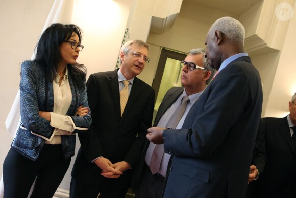 François Hollande et sa ministre Yamina Benguigui visitent le siège de l'Organisation Internationale de la Francophonie à Paris, en compagnie de son secrétaire général Abdou Diouf, dans le cadre de Journée Internationale de la Francophonie, le 20 mars 2014.