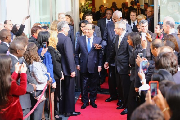 François Hollande et sa ministre Yamina Benguigui visitent le siège de l'Organisation Internationale de la Francophonie à Paris, en compagnie de son secrétaire général Abdou Diouf, dans le cadre de Journée Internationale de la Francophonie, le 20 mars 2014.