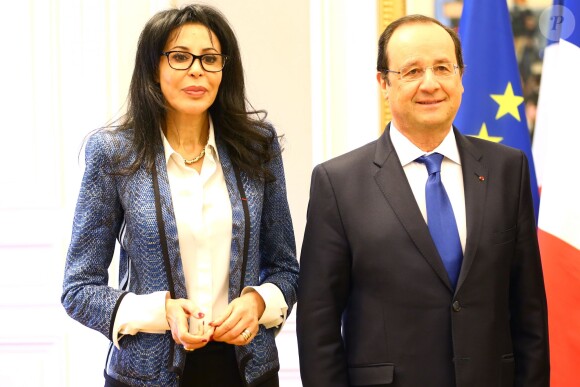 François Hollande et sa ministre Yamina Benguigui visitent le siège de l'Organisation Internationale de la Francophonie à Paris, en compagnie de son secrétaire général Abdou Diouf, dans le cadre de Journée Internationale de la Francophonie, le 20 mars 2014.