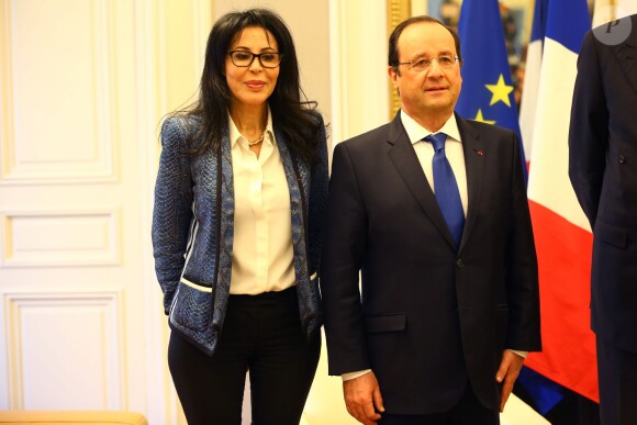 François Hollande et sa ministre Yamina Benguigui visitent le siège de l'Organisation Internationale de la Francophonie à Paris, en compagnie de son secrétaire général Abdou Diouf, dans le cadre de Journée Internationale de la Francophonie, le 20 mars 2014.