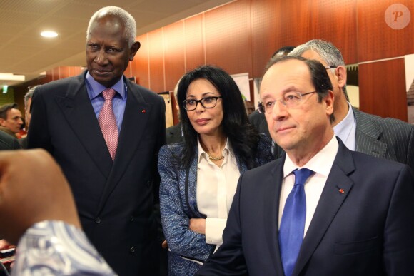 François Hollande et sa ministre Yamina Benguigui visitent le siège de l'Organisation Internationale de la Francophonie à Paris, en compagnie de son secrétaire général Abdou Diouf, dans le cadre de Journée Internationale de la Francophonie, le 20 mars 2014.