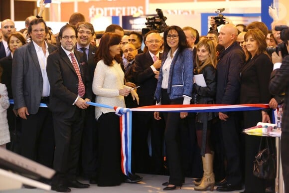 La présidente d'Argentine Cristina Kirchner, le Premier ministre Jean-Marc Ayrault et Yamina Benguigui inaugurent la 34e édition du Salon du livre à la Porte de Versailles à Paris le 20 mars 2014.