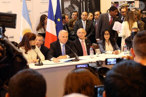 La présidente d'Argentine Cristina Kirchner, le Premier ministre Jean-Marc Ayrault et Yamina Benguigui inaugurent la 34e édition du Salon du livre à la Porte de Versailles à Paris le 20 mars 2014.