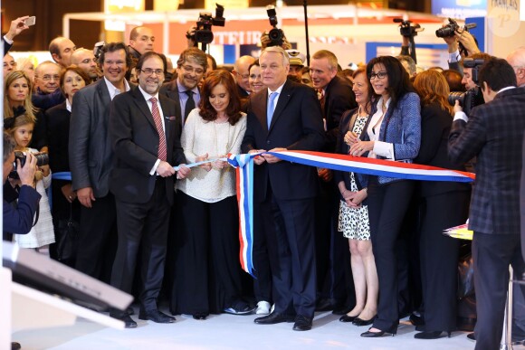 La présidente d'Argentine Cristina Kirchner, le Premier ministre Jean-Marc Ayrault et Yamina Benguigui inaugurent la 34e édition du Salon du livre à la Porte de Versailles à Paris le 20 mars 2014.