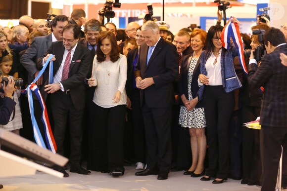 La présidente d'Argentine Cristina Kirchner, le Premier ministre Jean-Marc Ayrault et Yamina Benguigui inaugurent la 34e édition du Salon du livre à la Porte de Versailles à Paris le 20 mars 2014.