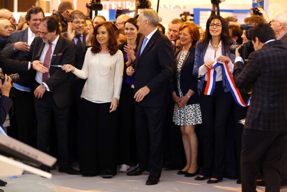 La présidente d'Argentine Cristina Kirchner, le Premier ministre Jean-Marc Ayrault et Yamina Benguigui inaugurent la 34e édition du Salon du livre à la Porte de Versailles à Paris le 20 mars 2014.