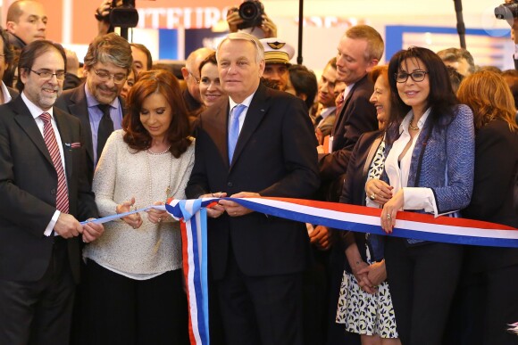 La présidente d'Argentine Cristina Kirchner, le Premier ministre Jean-Marc Ayrault et Yamina Benguigui inaugurent la 34e édition du Salon du livre à la Porte de Versailles à Paris le 20 mars 2014.