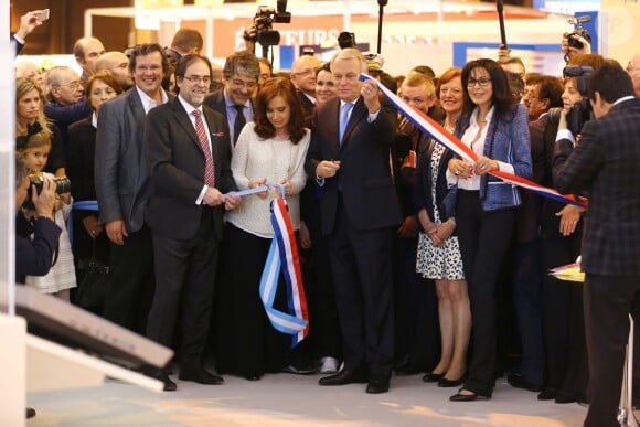 La présidente d'Argentine Cristina Kirchner, le Premier ministre Jean-Marc Ayrault et Yamina Benguigui inaugurent la 34e édition du Salon du livre à la Porte de Versailles à Paris le 20 mars 2014.
