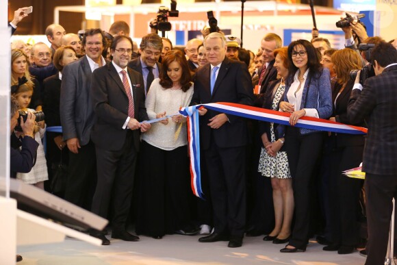 La présidente d'Argentine Cristina Kirchner, le Premier ministre Jean-Marc Ayrault et Yamina Benguigui inaugurent la 34e édition du Salon du livre à la Porte de Versailles à Paris le 20 mars 2014.