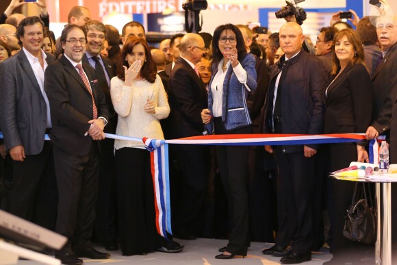La présidente d'Argentine Cristina Kirchner, le Premier ministre Jean-Marc Ayrault et Yamina Benguigui inaugurent la 34e édition du Salon du livre à la Porte de Versailles à Paris le 20 mars 2014.