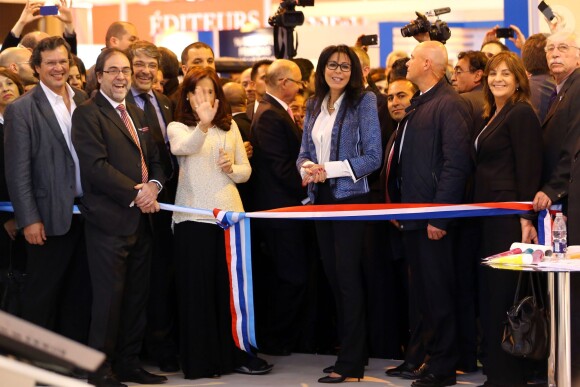La présidente d'Argentine Cristina Kirchner, le Premier ministre Jean-Marc Ayrault et Yamina Benguigui inaugurent la 34e édition du Salon du livre à la Porte de Versailles à Paris le 20 mars 2014.