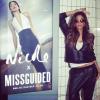 Nicole Scherzinger pose devant une affiche pour sa collection pour la marque Missguided.DR