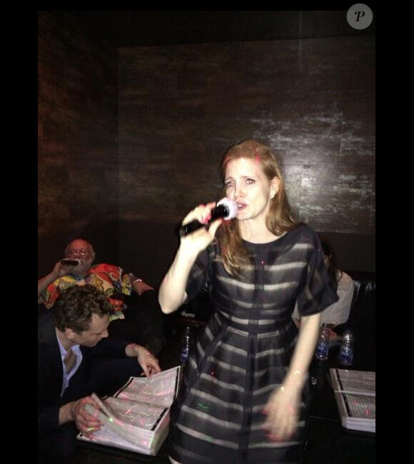 Jessica Chastain a posté la veille de la date de son anniversaire la soirée qu'elle a faite avec ses amis à Toronto : c'est l'heure du karaoké - 23 mars 2014