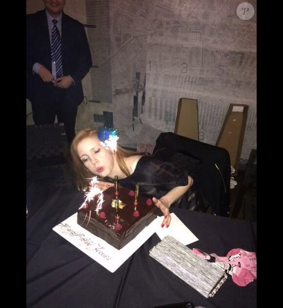 Jessica Chastain a posté la veille de la date de son anniversaire la soirée qu'elle a faite avec ses amis à Toronto : Jess fait un voeu - 23 mars 2014