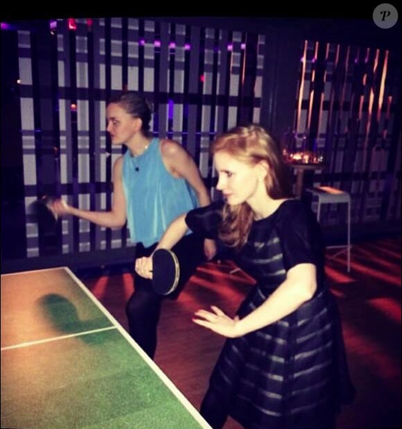 Jessica Chastain a posté la veille de la date de son anniversaire la soirée qu'elle a faite avec ses amis à Toronto : qui a gagné le match de ping pong ? - 23 mars 2014