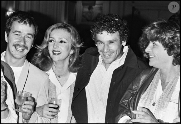 Jean Sarrus, Caroline Cellier, Francis Perrin et Maria Pacome lors d'une soirée en 1980