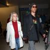Matthew McConaughey arrive à Los Angeles avec sa mère Mary Kathlene McCabe en provenance de Rome où il a tourné une publicité, le 25 mars 2014.