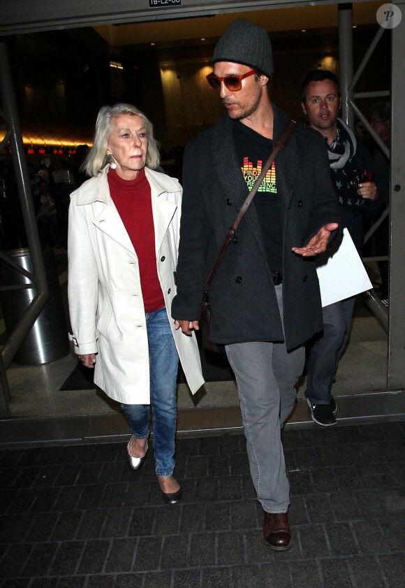Matthew McConaughey en discussion avec sa mère Mary Kathlene McCabe, Los Angeles, le 25 mars 2014.